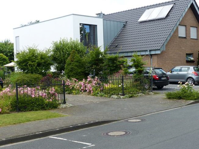 einspluseins Architektinnen Partnerschaft - Projekt Anbau - Ansicht Strasse seitlich